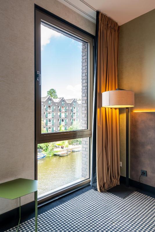 Twin Room with Canal View image 3