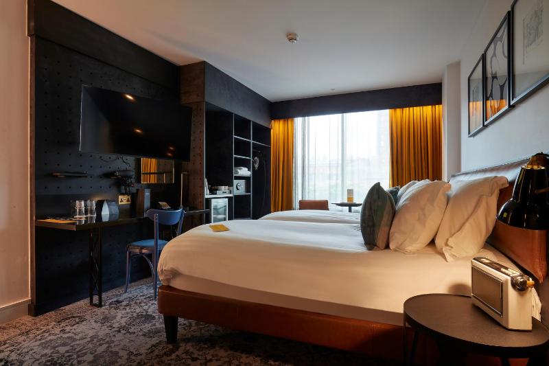Standard Twin Room image 3