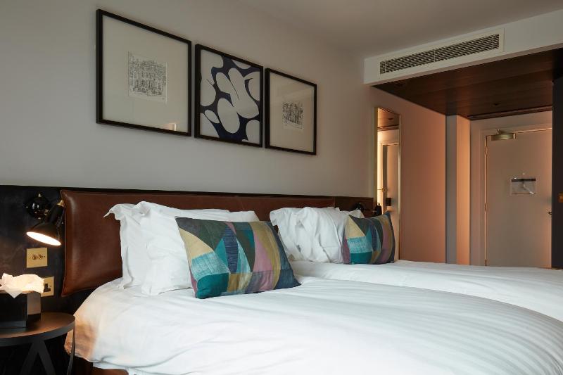Standard Twin Room image 4