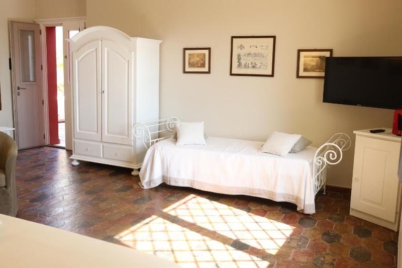 Large Double Room image 4