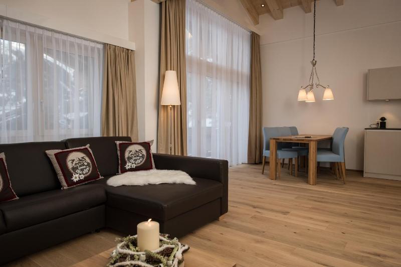 Deluxe Two-Bedroom Apartment with Balcony and Matterhorn View image 4