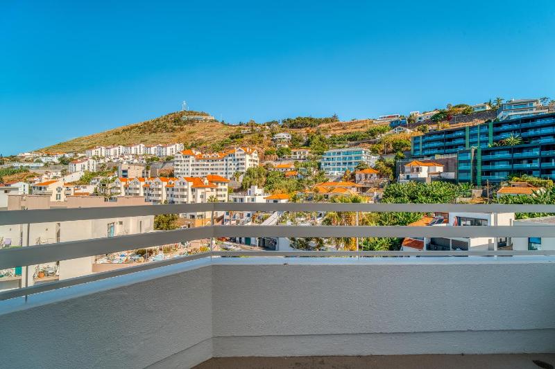 Deluxe Double or Twin Room with Sea View (3 Adults) image 3