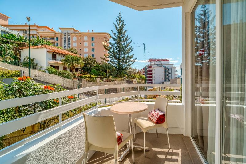 Standard Double or Twin Room with Garden View image 4