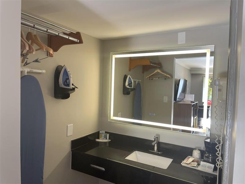 Deluxe Double Room with Two Double Beds - Non-Smoking image 2