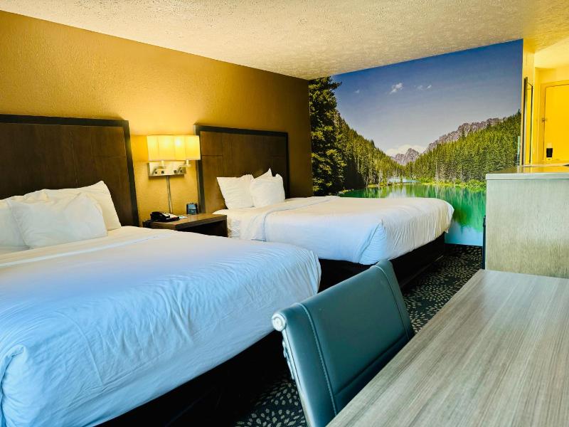 Quadruple Room with Two Queen Beds - Non Smoking image 1