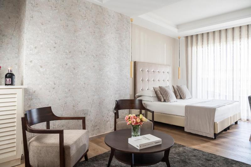 Superior Double or Twin Room with Sea View image 3