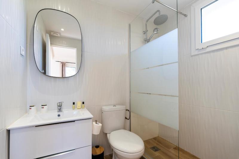 One-Bedroom Apartment image 2