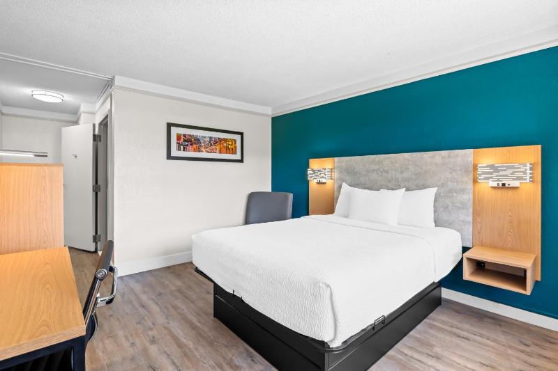 Queen Room with Pool View - Disability Access/Non Smoking image 1