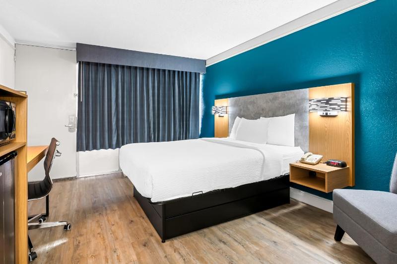 Queen Room with Pool View - Non smoking image 4