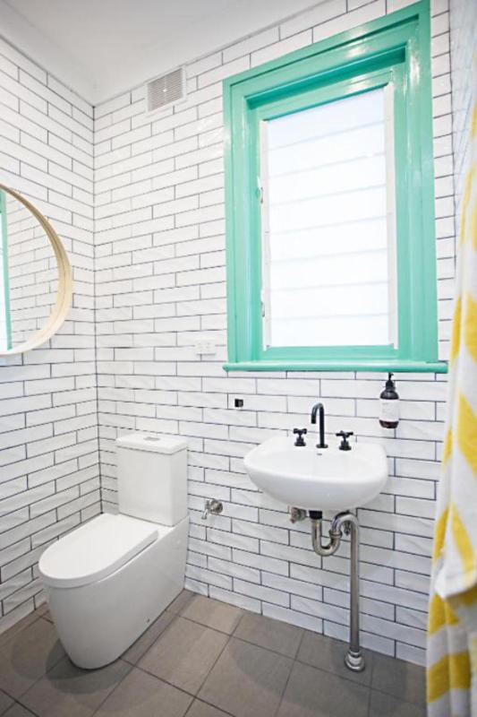 Single Room with Shared Bathroom image 1