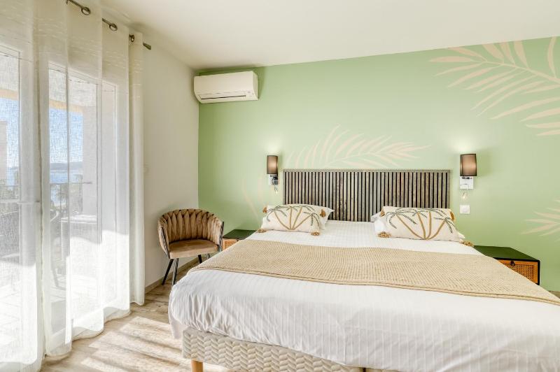 Superior Triple Room with Sea View image 3