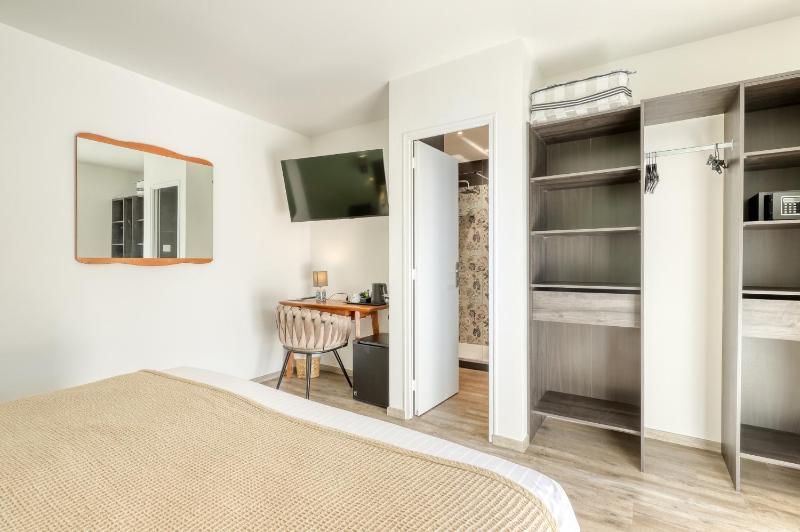 Superior Double or Twin Room with Sea View image 1