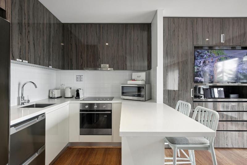 Two-Bedroom Interconnecting Apartment with Ocean View and Balcony image 4