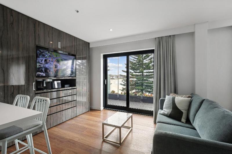 Two-Bedroom Interconnecting Apartment with Ocean View and Balcony image 2