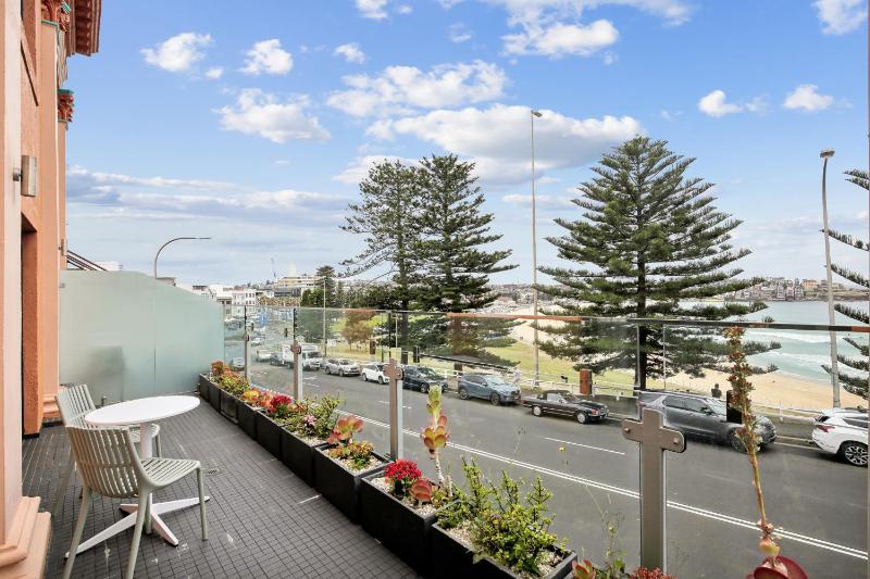 Two-Bedroom Interconnecting Apartment with Ocean View and Balcony image 3