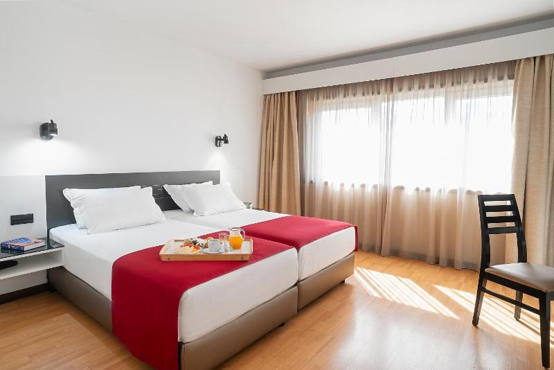 Twin Room image 4