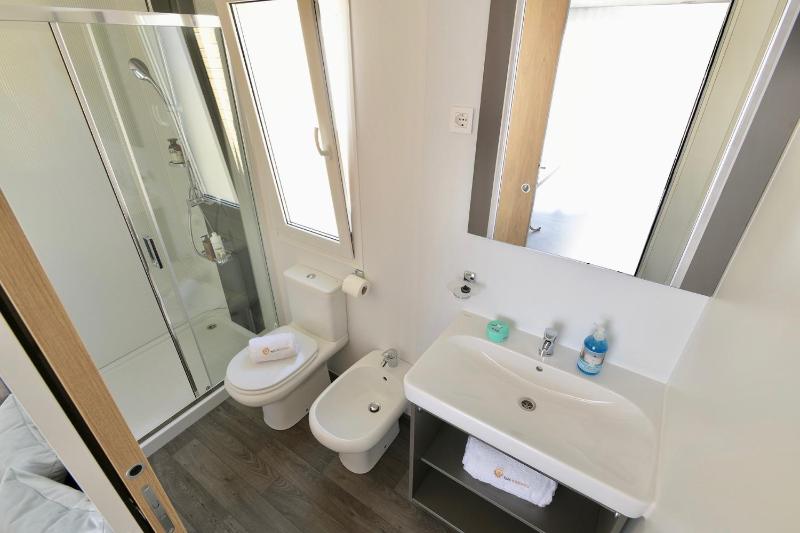 Executive Mobile Home - Beach Side image 3