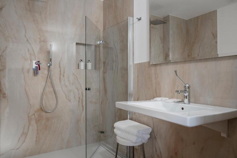 Classic Double or Twin Room image 4