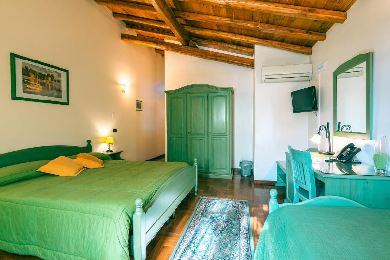 Superior Triple Room image 1