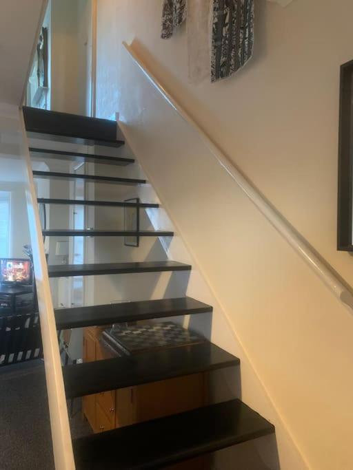 Stylish Comfotabe  Riverside Cottage - image 22