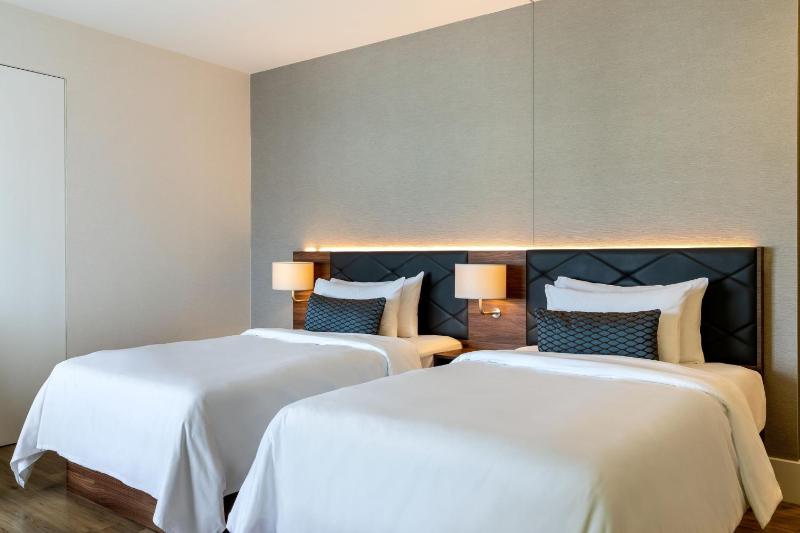 Studio with 2 Queensize Beds image 4