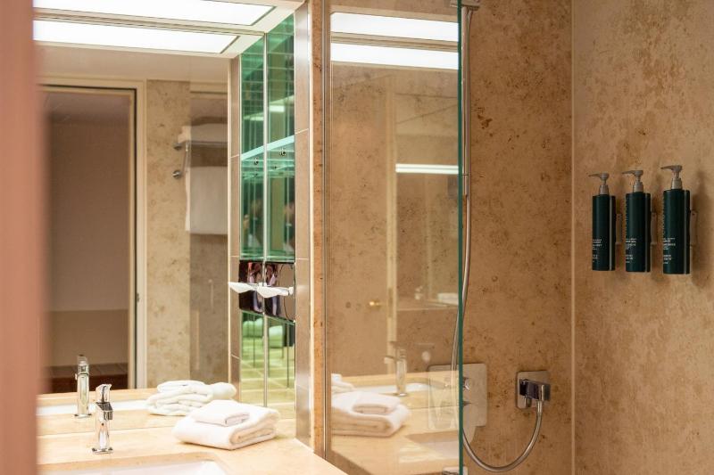 King Guest Room image 2