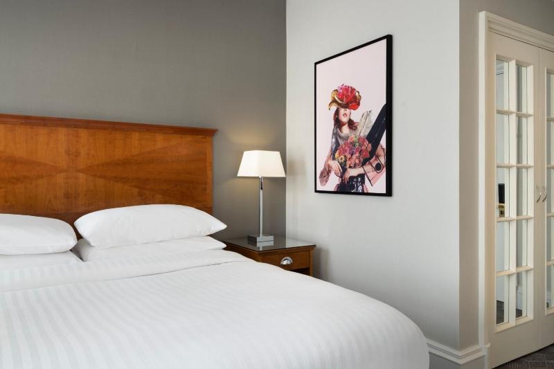Superior King Room image 3
