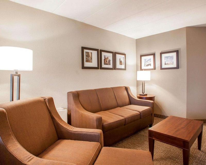 King Suite - Non-Smoking image 3
