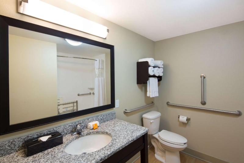 Queen Room with Two Queen Beds - Extended Mobility Accessible - Various Views - Non-Smoking image 4