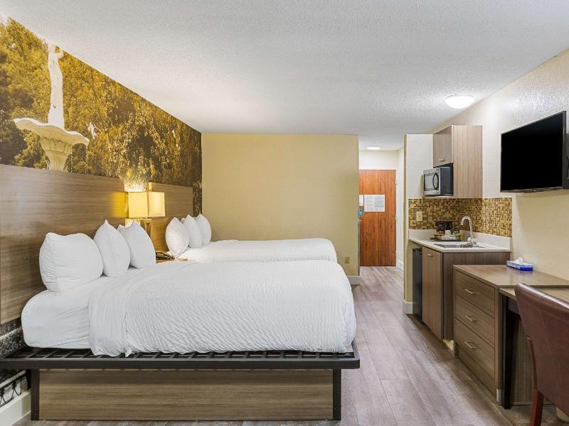 Standard Queen Room with Two Queen Beds - Non-Smoking image 4