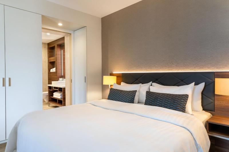 One Bedroom Suite with 1 Kingsize Bed and Sofabed image 4