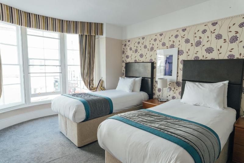 Twin Room image 4