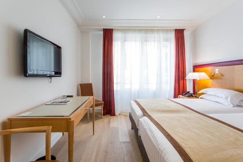 Superior Twin Room image 3