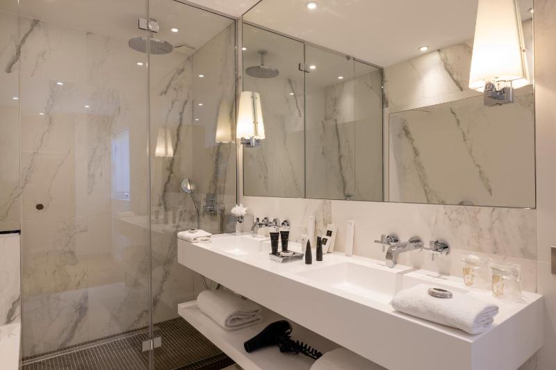 Executive Twin Room image 4