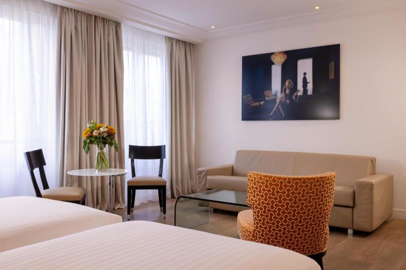 Executive Twin Room image 3