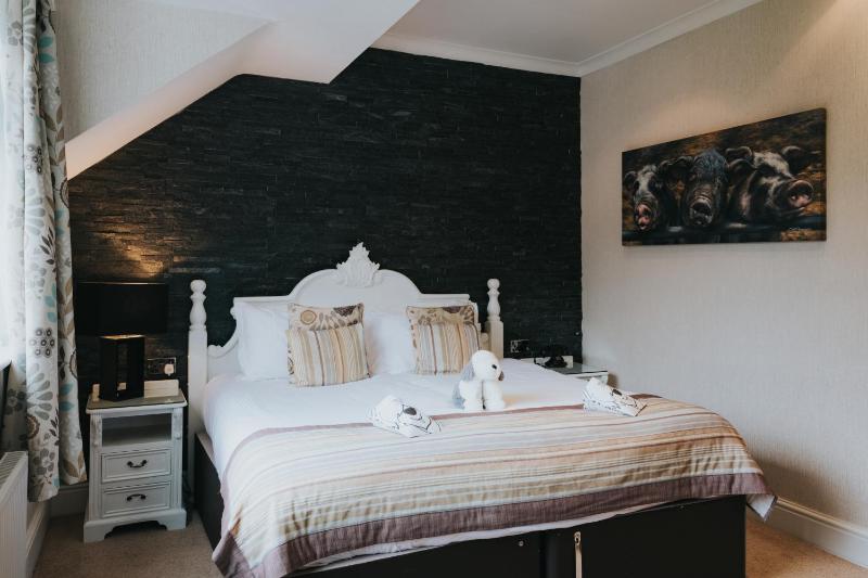 Feature Double Room image 1