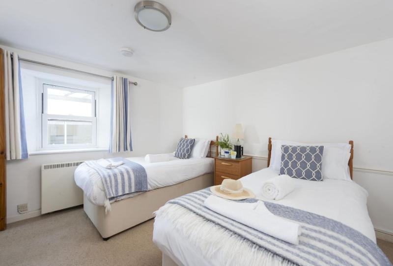 Cliff Cottage - image 5