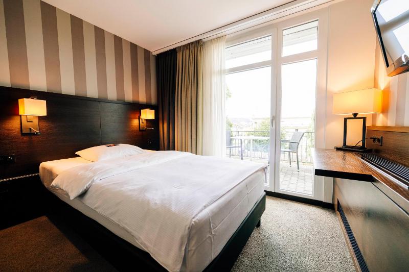 Classic Single Room with Balcony image 1