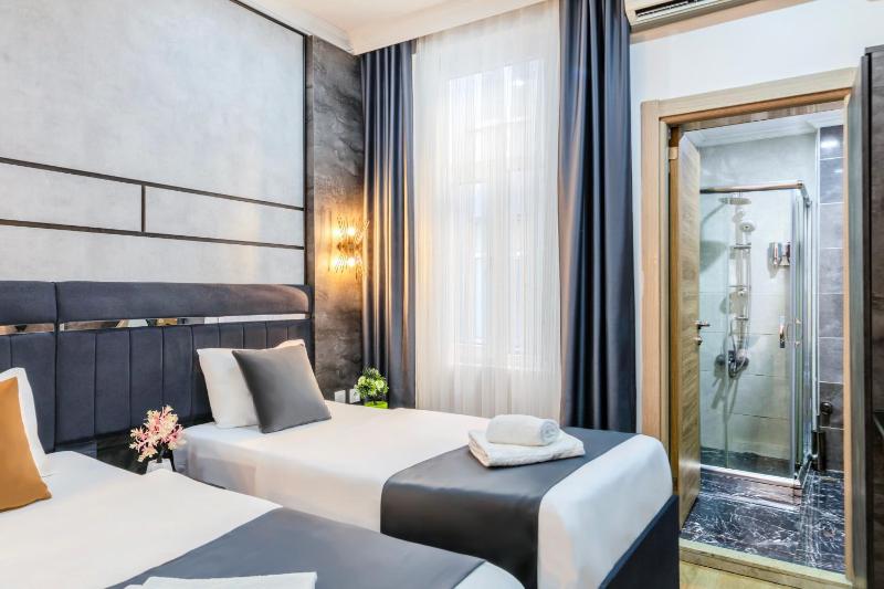 Deluxe Triple Room image 1