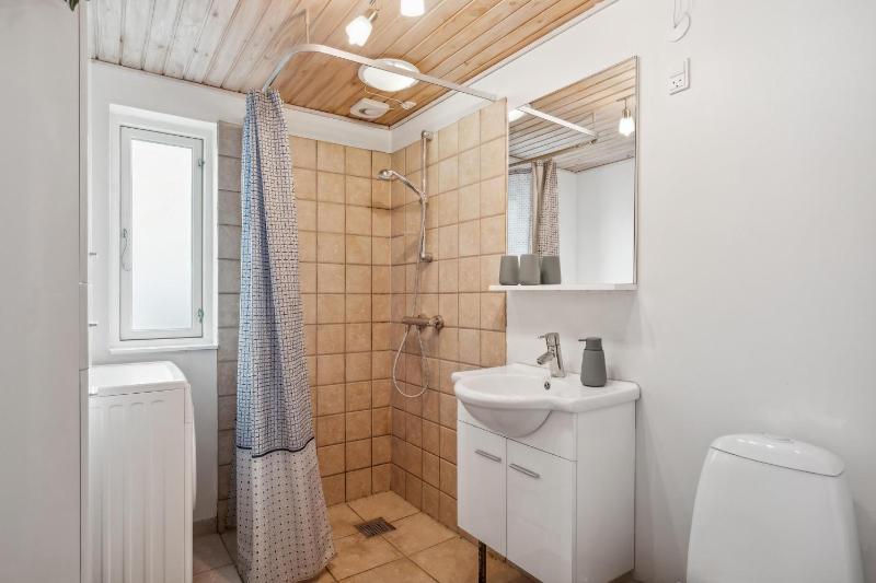 Well-Furnished Holiday Home With Beautiful Views Of The Lake And Countryside Close To Child-Friendly Lyngsbæk Beach And Only 10 Minutes From - image 19