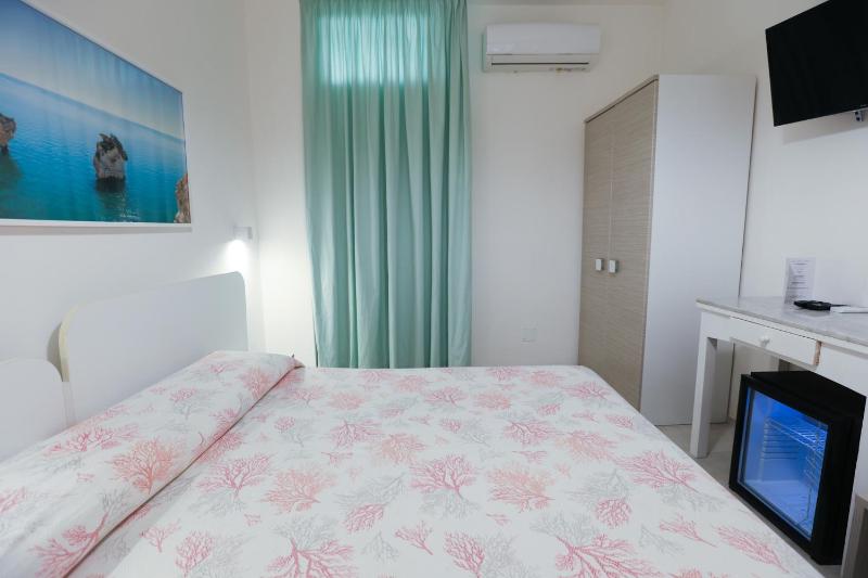 Double Room image 3