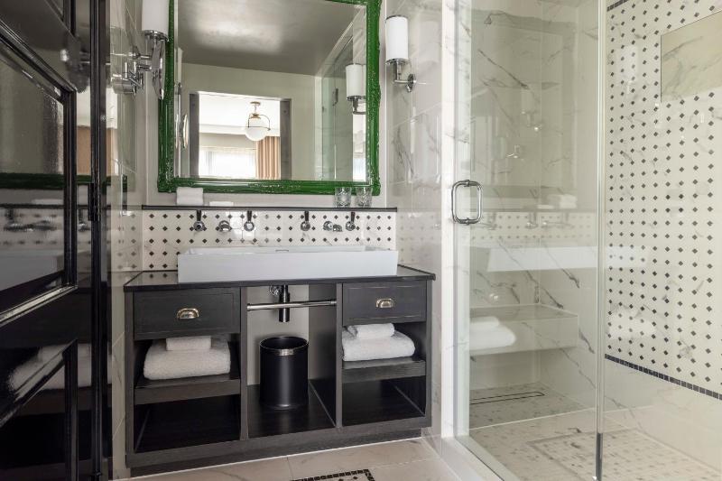 Superior King Room image 4