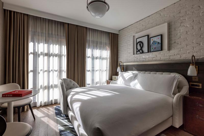 Superior King Room image 3