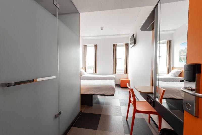 Twin Room image 4