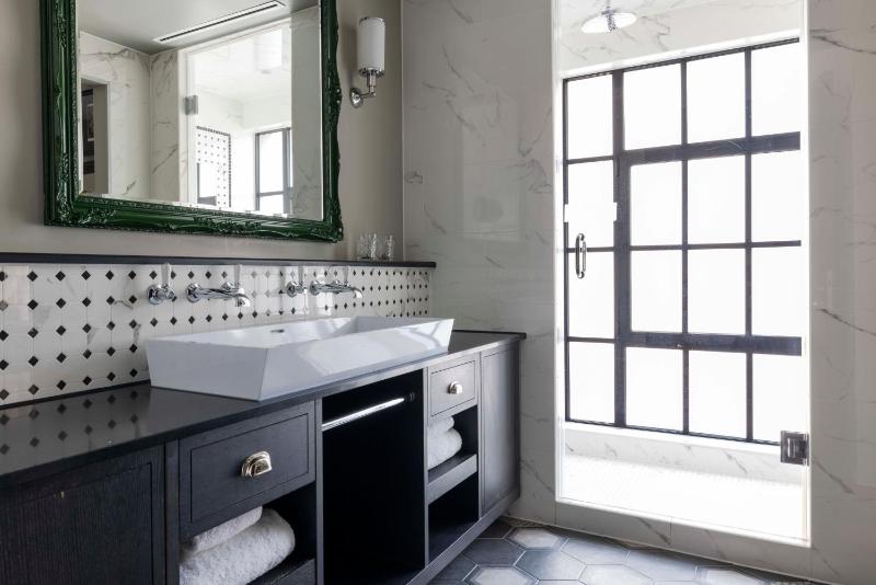 Deluxe One-Bedroom Suite image 4