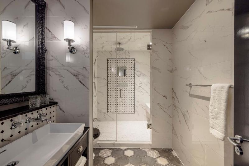 Deluxe One-Bedroom Suite image 3