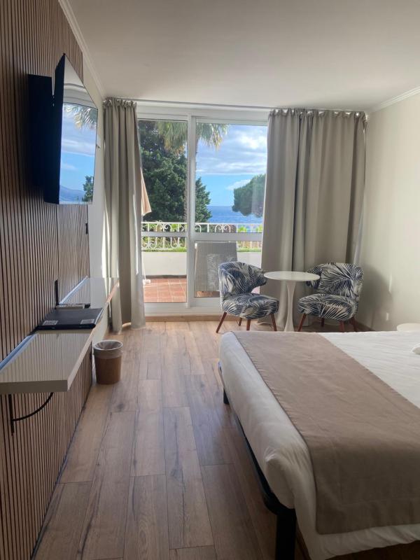 Double Room with Sea View - First Floor image 3
