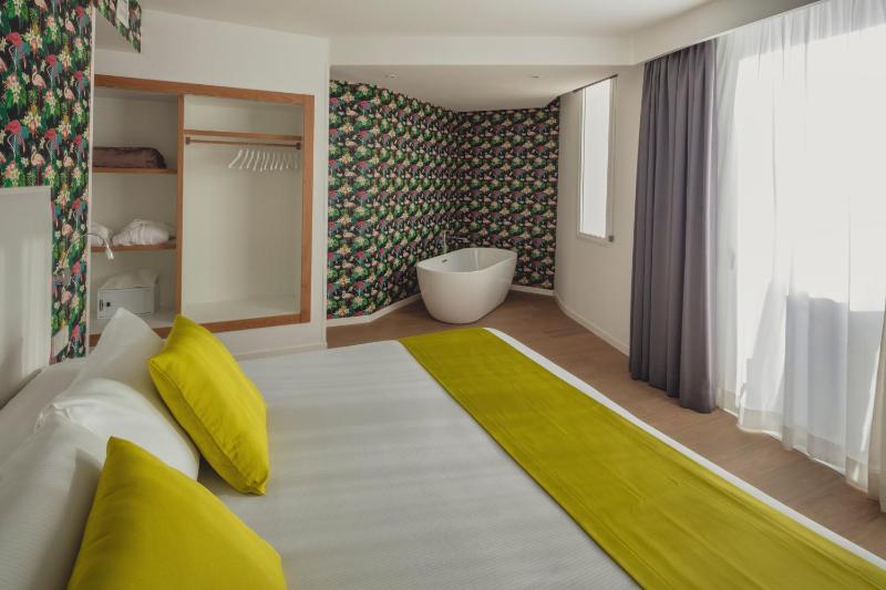 Three-Bedroom Apartment with Sea View image 4