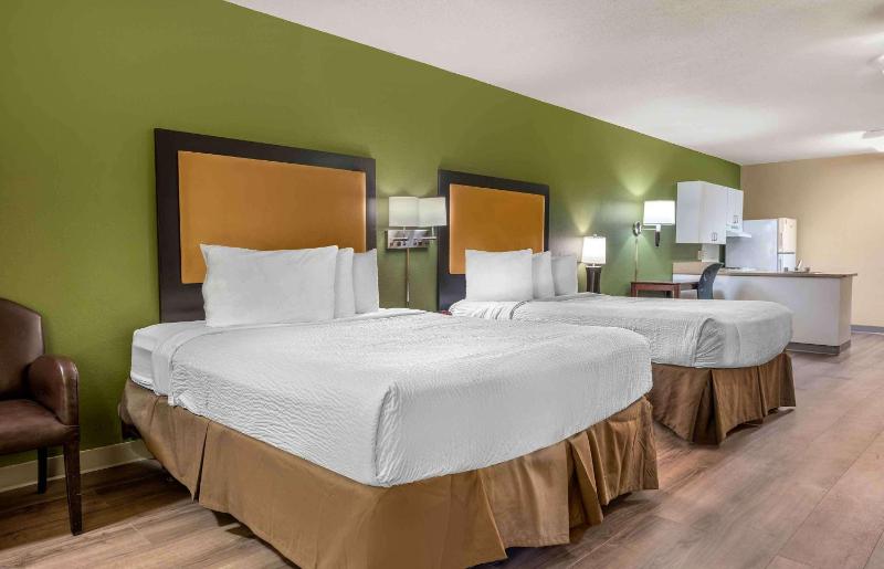 Deluxe Studio with Two Queen Beds - Non-Smoking image 1