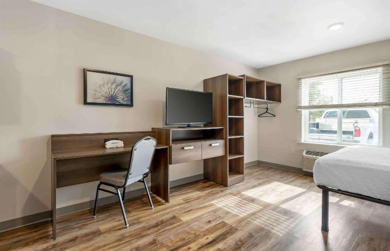 Standard Queen Room with Sofa Bed - Non-Smoking image 3